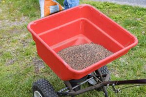 What are the 4 best drop spreaders Reviews and Buyers guide