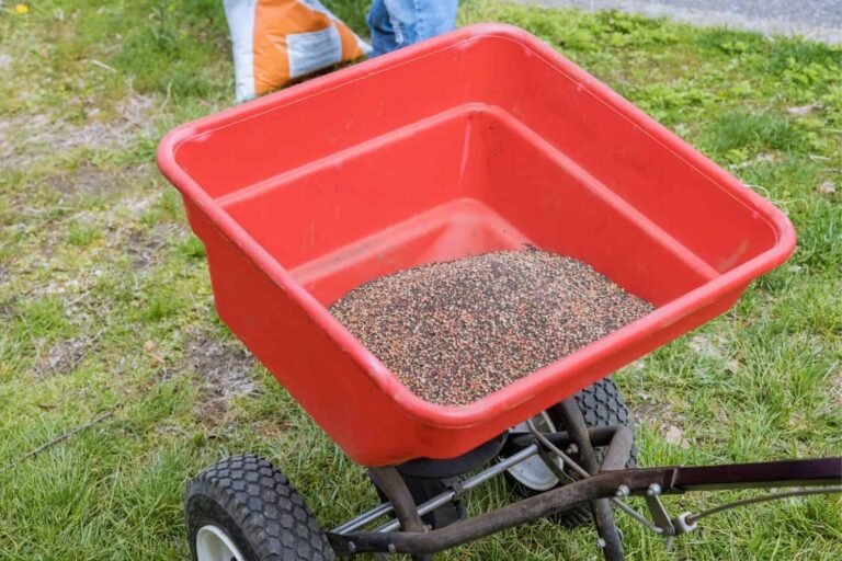 What Are The 4 Best Drop Spreaders? Reviews And Buyer’s Guide