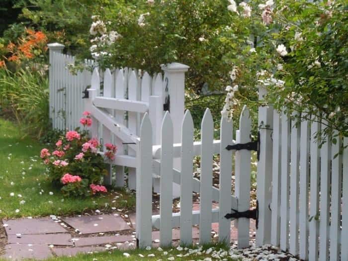 Keep Your Yard Safe With These Garden Fence Ideas